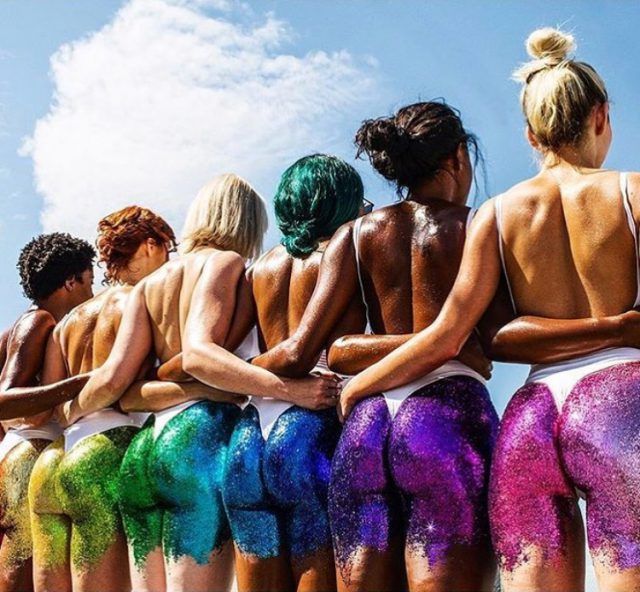 Сияющие разноцветные попы девушек