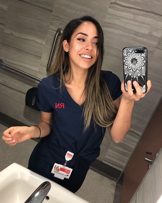 Симпатичная Медсестра выкладывает свои фото в сеть