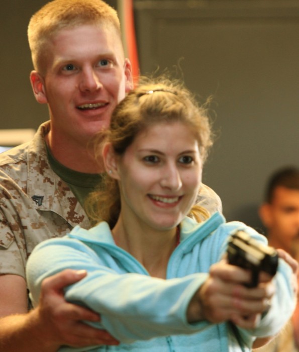 Девушки и жены оценили условия службы в армии