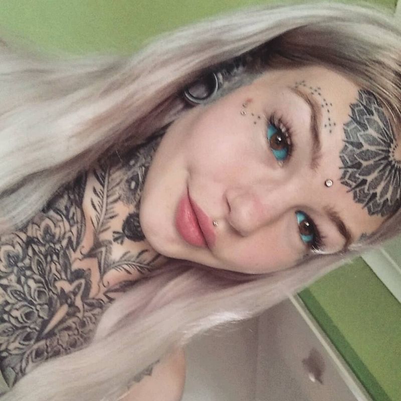 Блондинка в татуировках Blue Eyes White Dragon (Amber Luke)