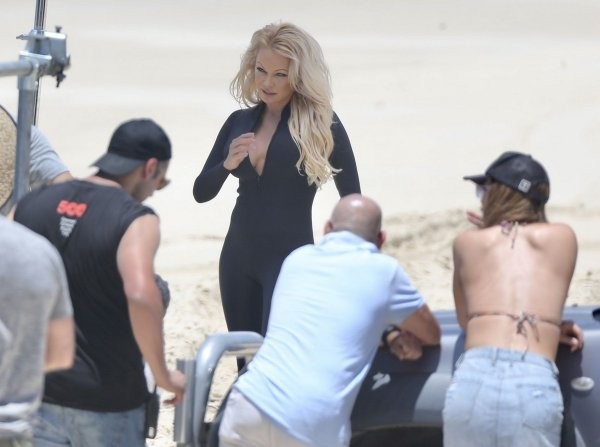 Памела Андерсон вернулась на пляж в облегающем гидрокостюме (30 фото)