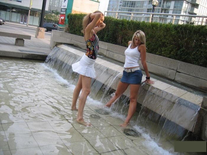 Девушки и фонтан (13 фото)