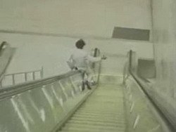 Идиот на эскалаторе
