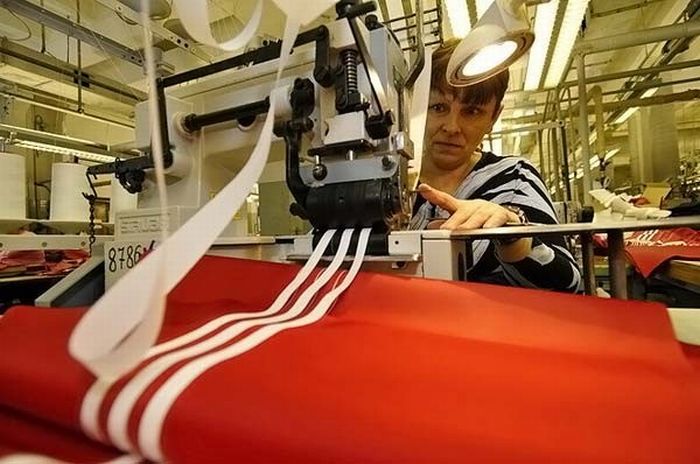 На фабрике Adidas (8 фото)