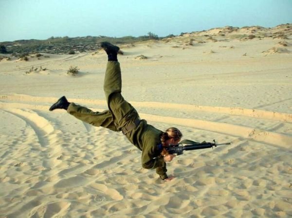 Девушки со стволами, часть два(49 фото)