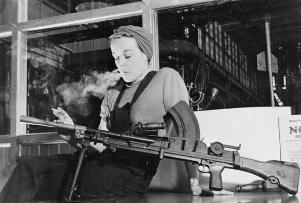 Девушки со стволами, часть два(49 фото)
