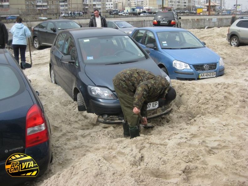 В Киеве на стоянке прилив песка)