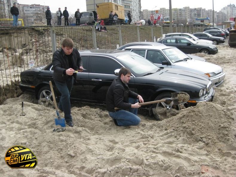 В Киеве на стоянке прилив песка)