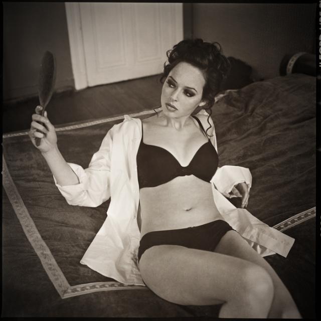 Задумчивые девушки (есть Ню)