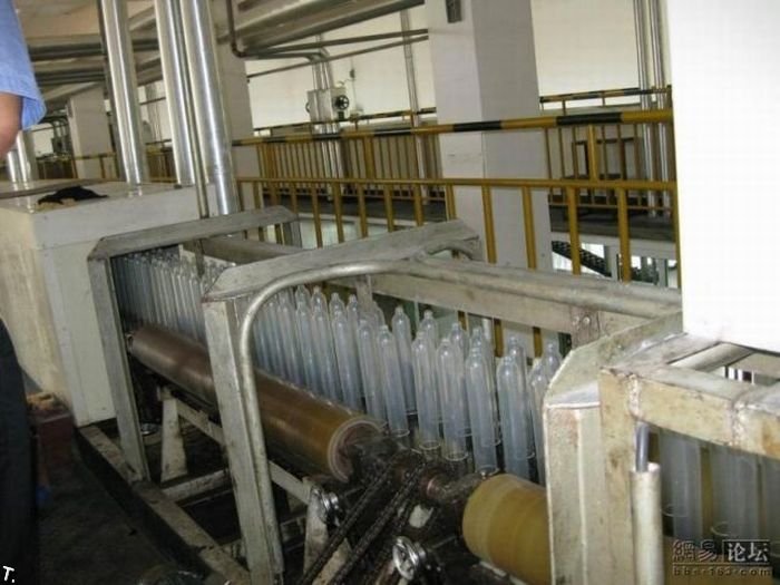 Фабрика презервативов в Китае