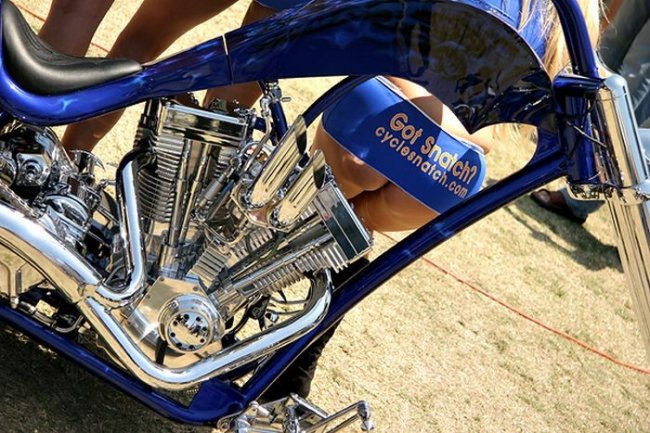 Девушки на мотошоу