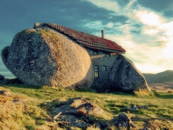 Дом внутри камня