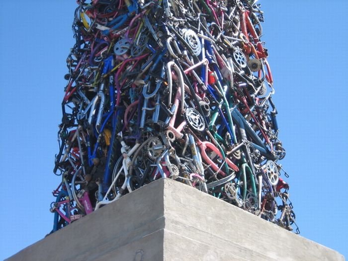 Монумент из велосипедов