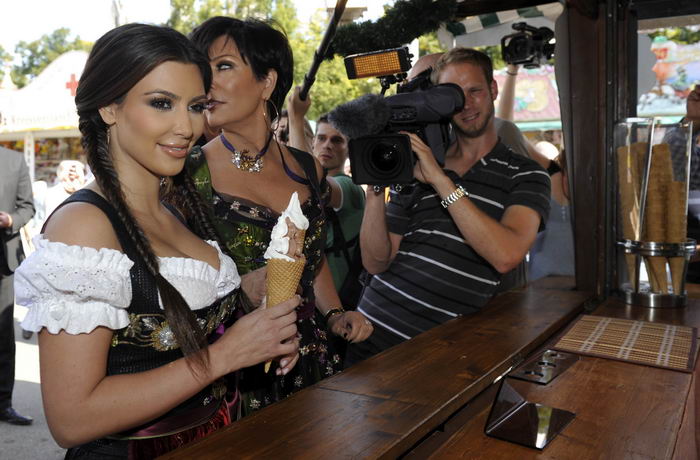 Kim Kardashian на фестивале Октоберфест