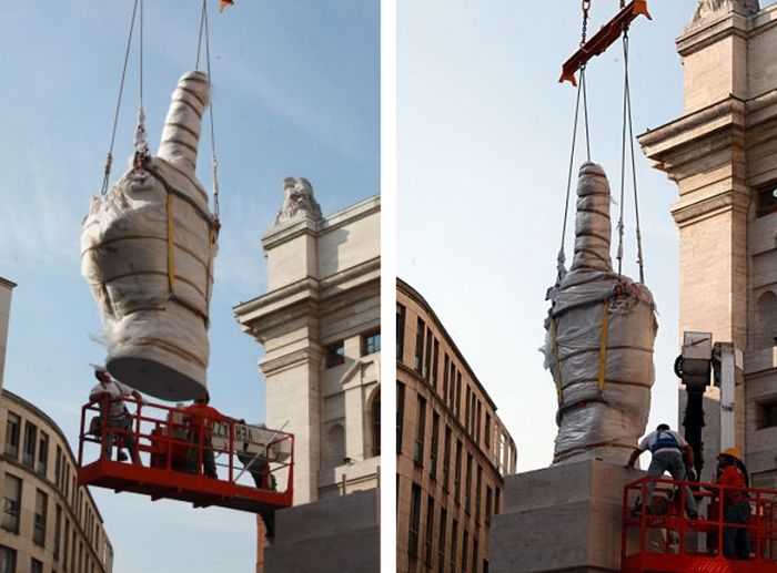 Памятник среднему пальцу в Милане