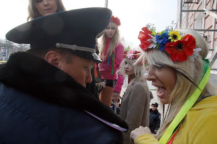 Femen опять повязали)  (18+)