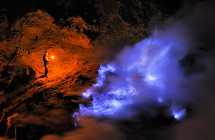 Добыча серы внутри вулкана Кава Иджен