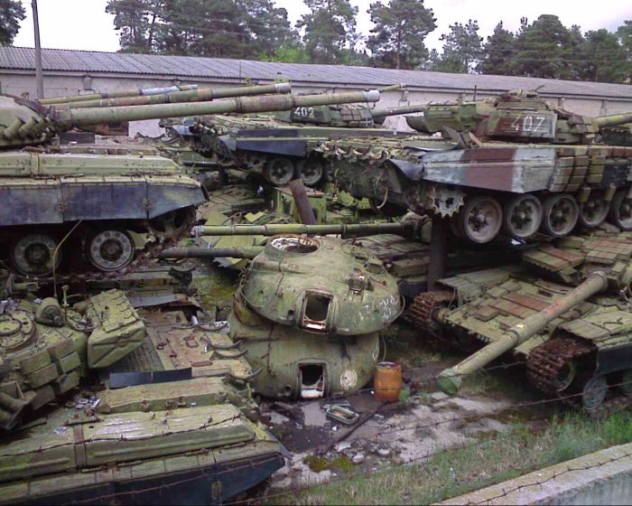 Кладбище танков где-то в Киеве