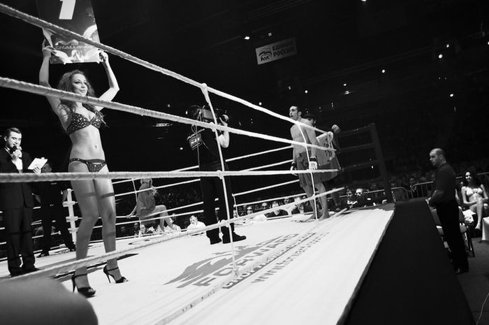 Две девушки сосут на ринге