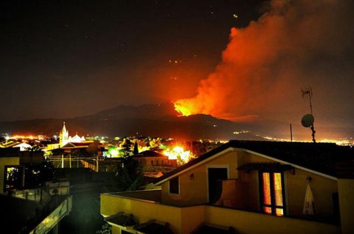 Ожил вулкан Этна (Сицилия)