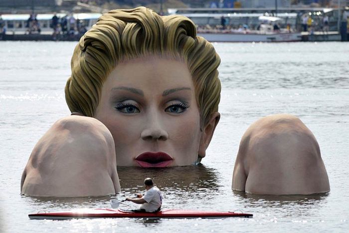 Странная статуя русалки в Гамбурге