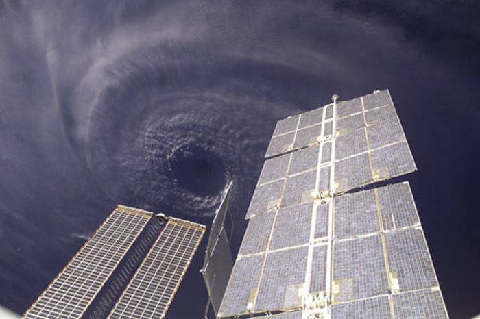 Ураган Ирэн. Вид из космоса