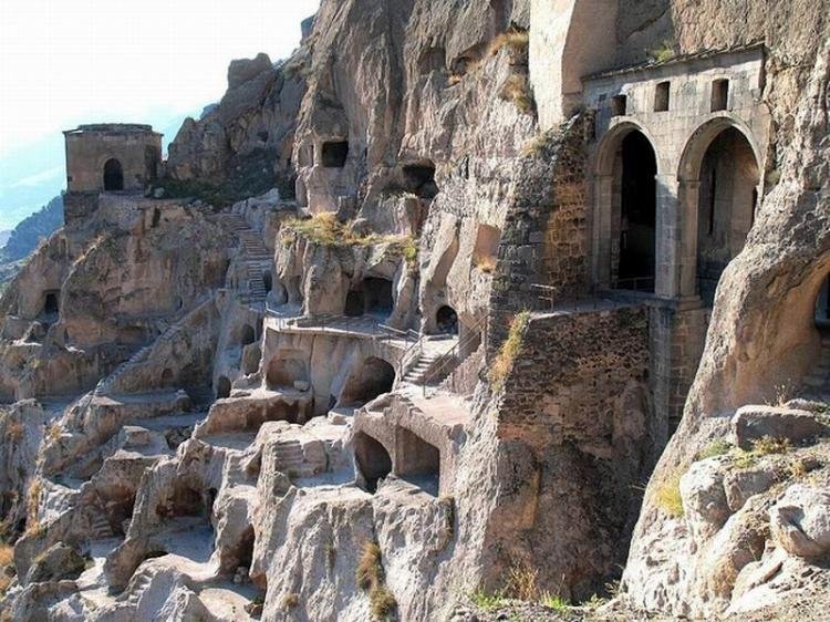 Вардзиа - пещерный монастырь