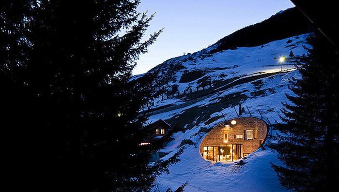 Дом в горе. Швейцарские Альпы