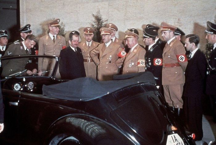 Архивные снимки с юбилея Гитлера в цвете