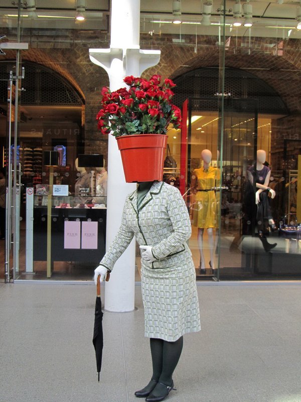 Женщина с цветочным горшком на голове. Замечена в Лондоне