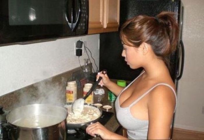 Сношает жену прямо на кухне