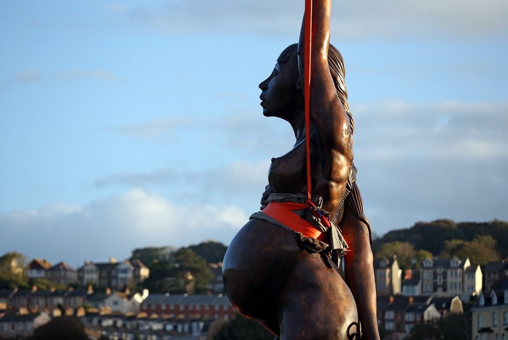 Дэмиен Херст шокировал британцев 20-метровой скульптурой беременной женщины