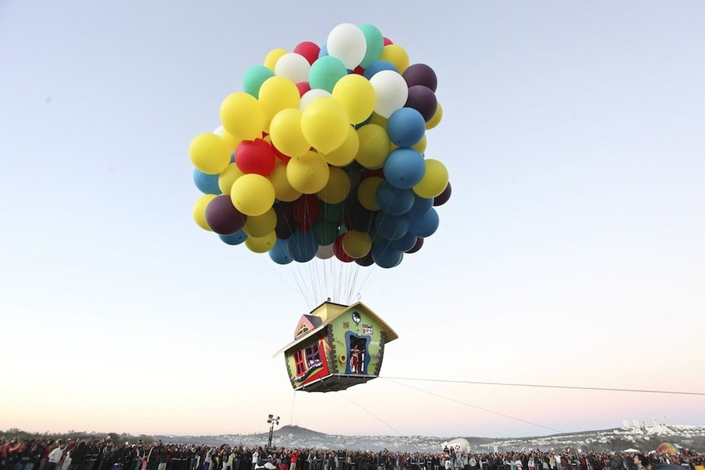 Поднять дом в небо - на воздушных шариках это легко