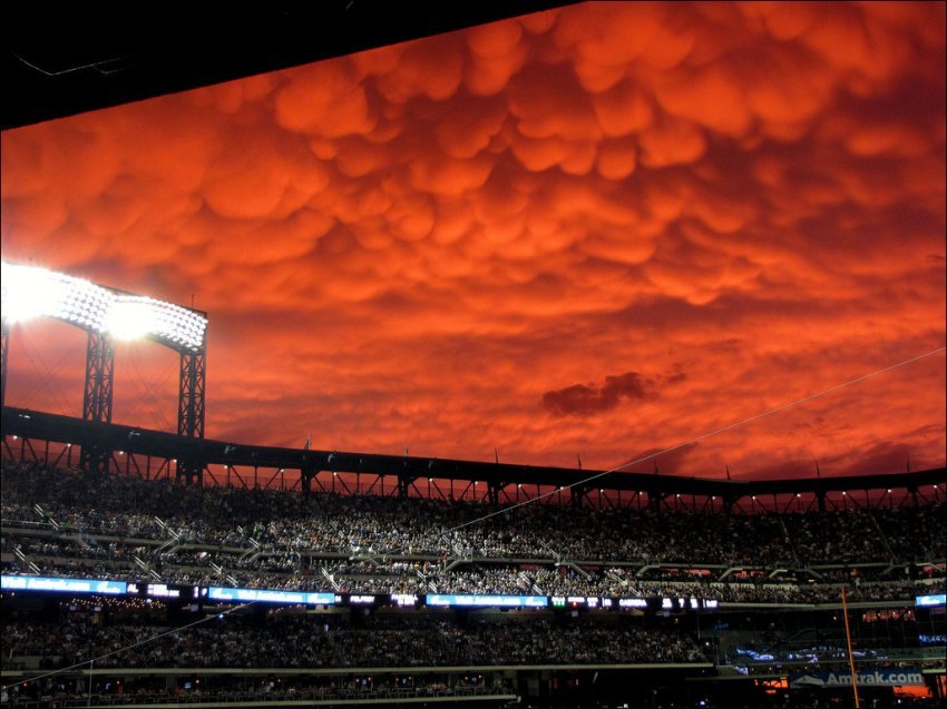 Фантастическое небо над бейсбольным стадионом