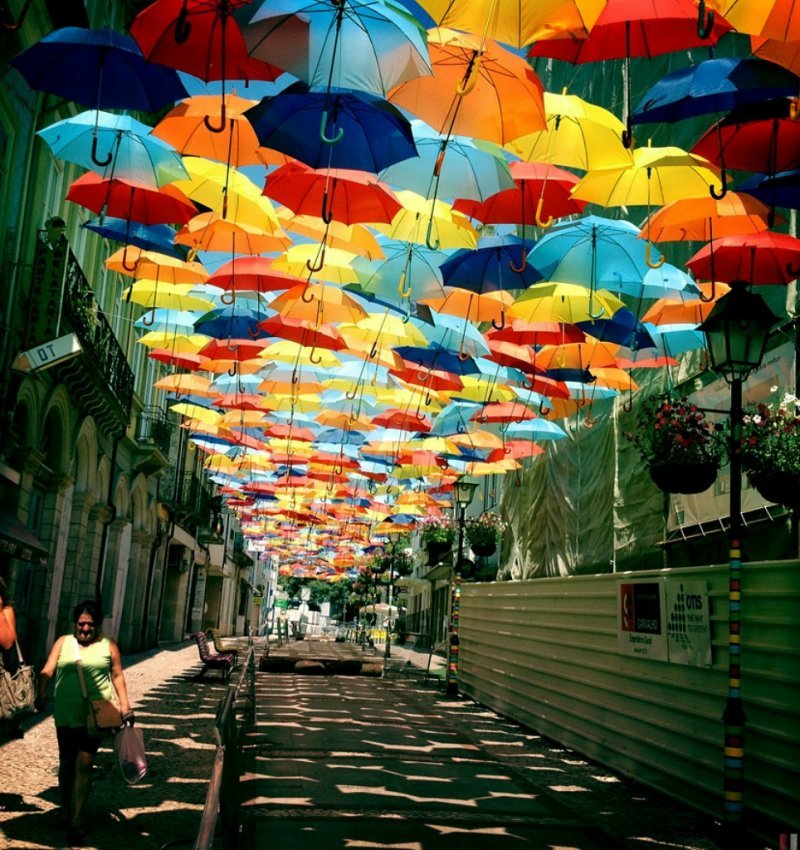 Разноцветные зонты португалии