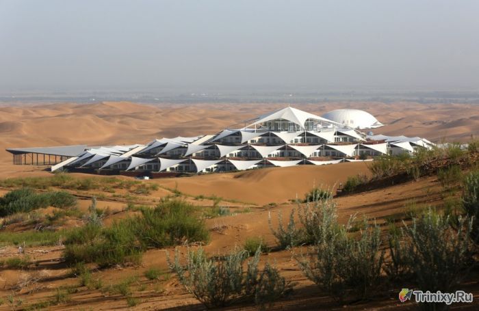 Удивительный отель-оазис посреди пустыни