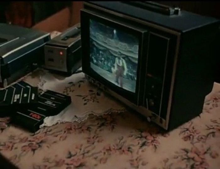 Телевизор в ссср появился каком году. Sony KV-1300e. Советская телевизионная тумба 1964. Телевизор 90 годов. Импортные телевизоры 80-х годов.