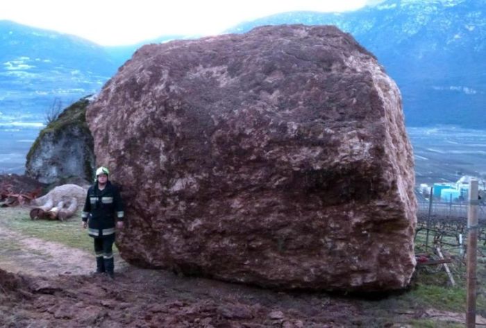 Огромный камень обрушился на ферму в Италии