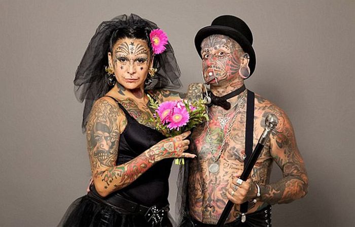 Самая татуировання пара женилась