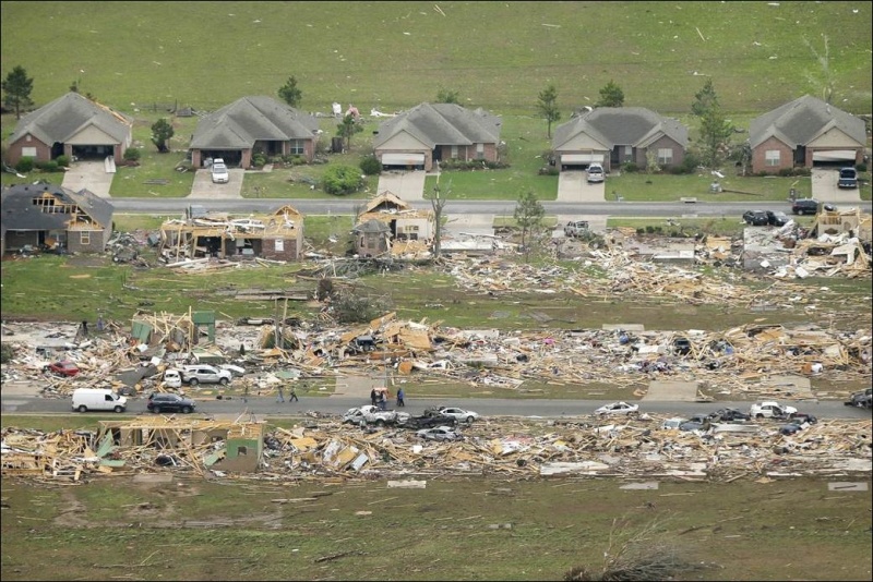 После торнадо в Канзасе и Арканзасе