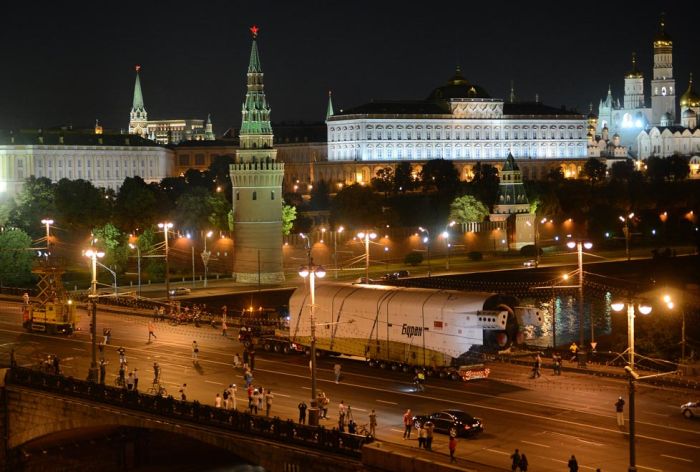 Перевозка космического челнока Буран по улицам Москвы