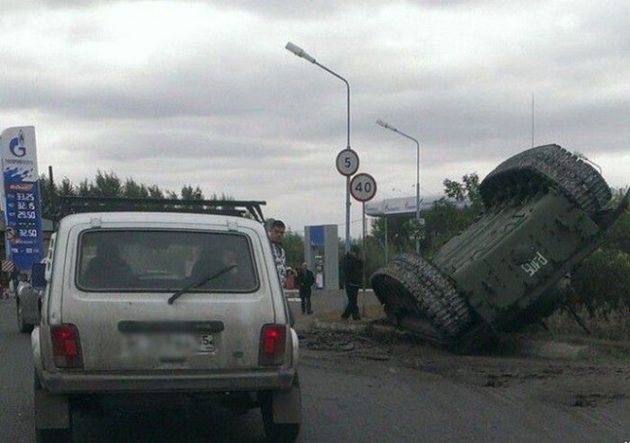 В Омске при перевозке опрокинули танк