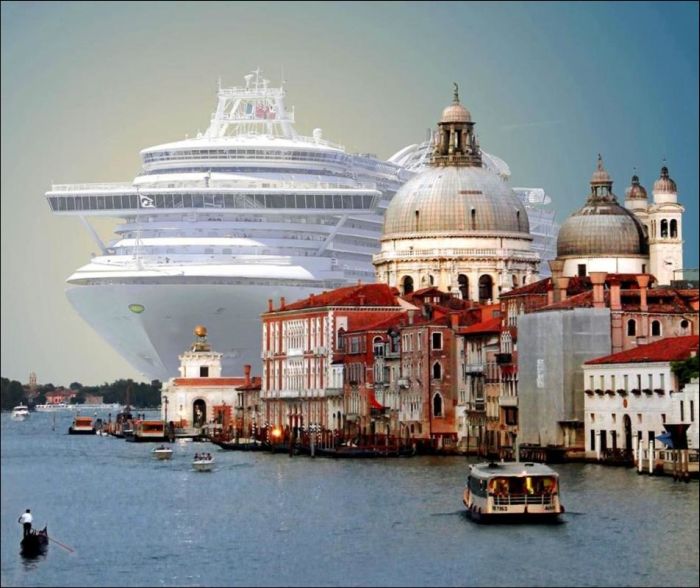 Огромный круизный лайнер в Венеции