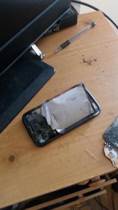 Смартфон Samsung Galaxy S4 взорвался и ранил владельца