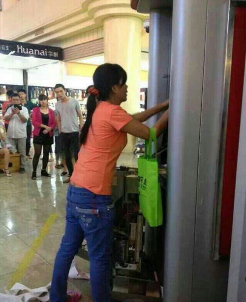 Китаянка против банкомата