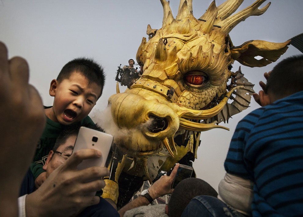 Невероятное представление в Китае: огнедышащий Дракон и 6-метровый Паук