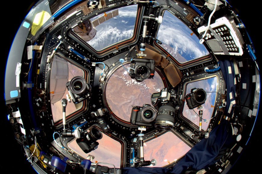 Земля в иллюминаторе: Уникальные космические фотографии и видео Дона Петтита