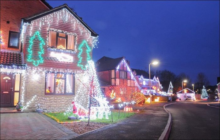 Рождественская сказка на улице города Хедж-Энд, графство Хэмпшир, Великобритания