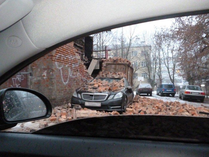 Водитель Mercedes неправильно выбрал место парковки (3 фото)