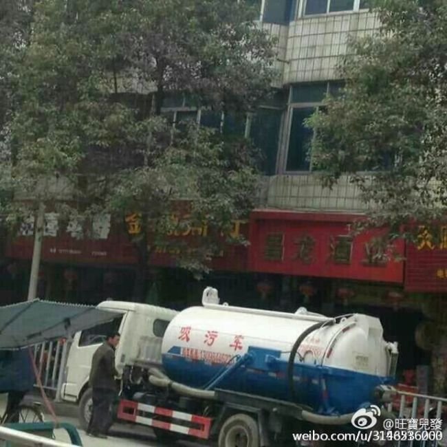 Китай / цистерна ассенизаторской машины не выдержала напряжения (4 фото)